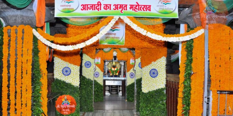 स्वातंत्र्य दिनानिमित्त श्री विठ्ठल रुक्मिणी मंदिरातील पुष्प सजावट…..