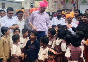 खरीप हंगामाच्या ऑनलाईन ई पिक पाहणीचे तलाठ्यांकडून प्रत्यक्ष प्रात्यक्षिक….