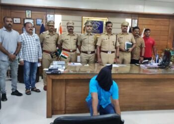 घरफोडी करणा-या अट्टल चोराला धुळे तालुका पोलीसांनी ताब्यात घेतले असून त्याच्याकडून १४ हजार ६०० रूपये किंमतीचा मुद्देमाल हस्तगत करण्यात आला आहे.