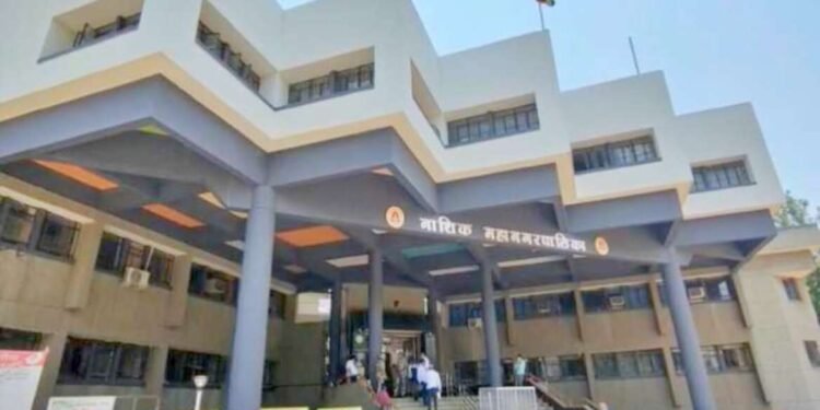 नाशिक : माजी सैनिकांनी मनपाकडे सोपवला मातीचा कलश….