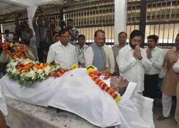 मुख्यमंत्री शिंदे, उपमुख्यमंत्री पवार यांनी घेतले नितीन देसाईंच्या पार्थिवाचे अंत्यदर्शन…..