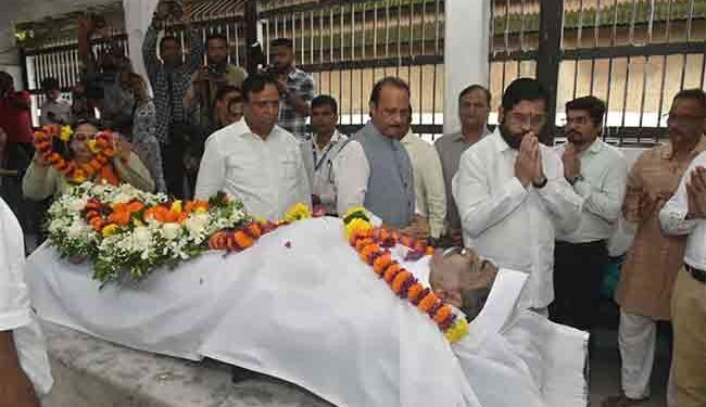 मुख्यमंत्री शिंदे, उपमुख्यमंत्री पवार यांनी घेतले नितीन देसाईंच्या पार्थिवाचे अंत्यदर्शन…..