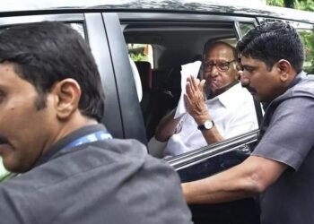 राष्ट्रवादीचे सर्वेसर्वा खा. शरद पवारांच्या ताफ्यावर फुलांची पुष्पवृष्टी…… सर्मथकांनी केले जल्लोषात स्वागत