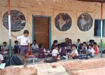 शिक्षणाची दैना! सर्व शिक्षण अभियान कुठंय? धुळ्याच्या शिरपूर तालुक्यात चौदा शाळा झोपडीत भरतात !