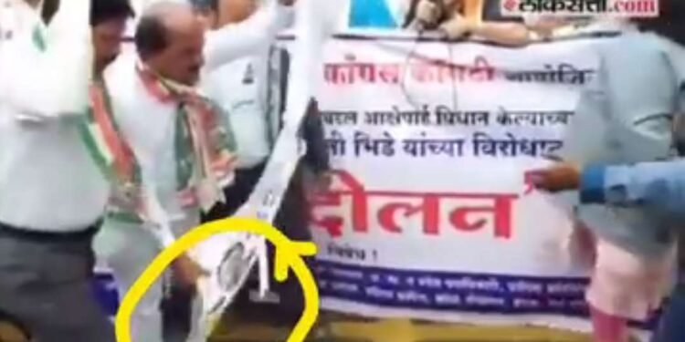 निषेध म्हणून काँग्रेस कार्यकर्त्यांनी राहुल गांधींच्या फोटोला जोडेमारले…..