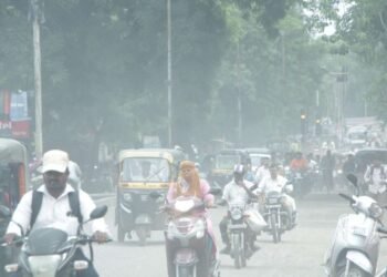 पावसाच्या विश्रांती नंतर सातरस्ता ते रंगभवन रस्त्यावर धुळीचे साम्राज्य…..