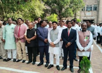 सोलापूर जिल्हा न्यायालयात न्यायाधीश मोहम्मद सलमान आझमी यांच्याहस्ते ध्वजारोहण संपन्न…..