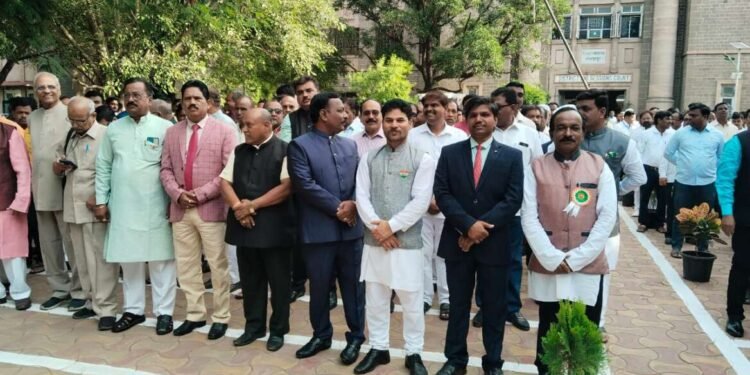 सोलापूर जिल्हा न्यायालयात न्यायाधीश मोहम्मद सलमान आझमी यांच्याहस्ते ध्वजारोहण संपन्न…..
