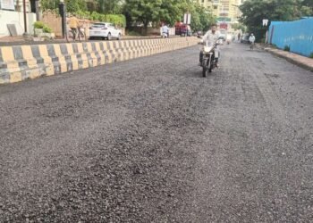 दोनच दिवसांपूर्वी केलेला अंत्रोळीकर नगर ते कुमठा नाका हा डांबरी रस्ता उखडल्याने अपघाताची शक्यता