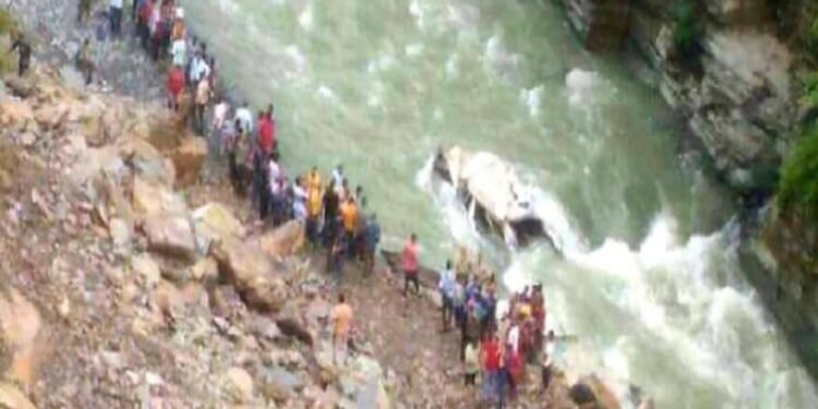 हिमाचल प्रदेश : जीप नदीत कोसळून 6 पोलिसांचा मृत्यू