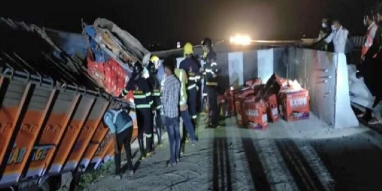 अमरावती : ‘समृद्धी महामार्गावर ट्रकच्या चालकाला डुलकी आल्याने दोघांचा बळी…..