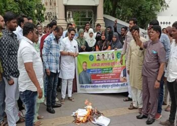 सोलापूर – एमआयएमच्या वतीने महापालिका प्रवेशद्वारासमोर टॅक्सच्या पावत्या जाळल्या