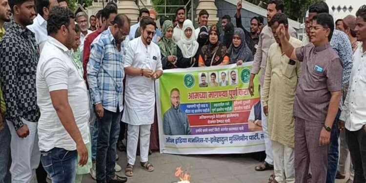 सोलापूर – एमआयएमच्या वतीने महापालिका प्रवेशद्वारासमोर टॅक्सच्या पावत्या जाळल्या