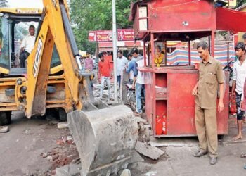 नवी पेठेतील अतिक्रमण हटवताना आले शिंदे गटाचे जिल्हाप्रमुख आणि पहा पुढे काय घडले..