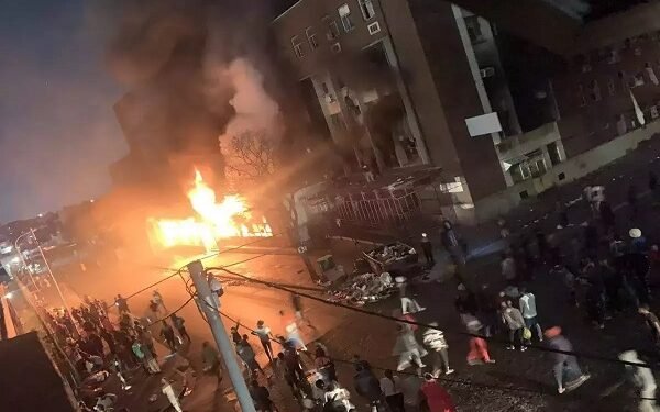 जोहान्सबर्गमध्ये रहिवासी इमारतीला भीषण आग, ६३ जणांचा मृत्यू, ५० जखमी