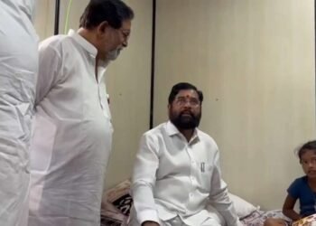 एकनाथ शिंदे – इर्शाळवाडीतील ग्रामस्थांचे तात्पुरते पुनर्वसन करण्यात आलेल्या निवारा केंद्राला भेट