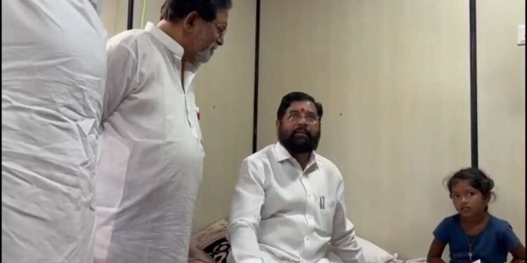 एकनाथ शिंदे – इर्शाळवाडीतील ग्रामस्थांचे तात्पुरते पुनर्वसन करण्यात आलेल्या निवारा केंद्राला भेट