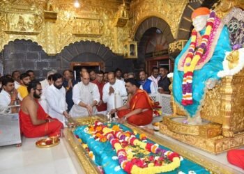 राजनाथ सिंह, मुख्यमंत्री एकनाथ शिंदे यांनी घेतले साईबाबा समाधीचे दर्शन