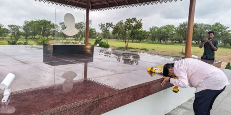 स्व.गणपतराव देशमुख यांच्या स्मृती स्थळी जाऊन भाजप नेते धैर्यशिल मोहिते-पाटील यांनी श्रद्धांजली अर्पण केली….