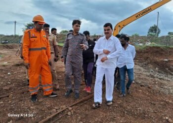 इंदापूर तालुक्यात विहिरीचे काम सुरू असताना चार कामगार मातीच्या ढिगाऱ्यात अडकले….