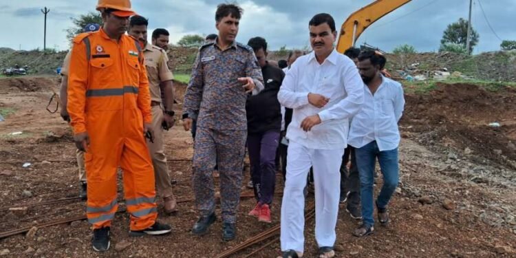 इंदापूर तालुक्यात विहिरीचे काम सुरू असताना चार कामगार मातीच्या ढिगाऱ्यात अडकले….