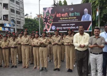 सोलापूर : सेल्फी बुथचा जिल्हा क्रीडा अधिकारी नरेंद्र पवार यांच्या हस्ते शुभारंभ