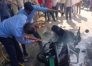 बापरे….! इलेक्ट्रिक बाइकला आग 😱😨😲 !