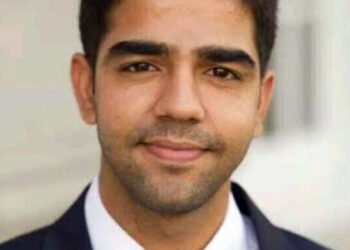 निसरडी पायवाट, डोंगरं, दऱ्या, खाचखळगे, चिखलातून नाशिक जिल्हाधिकाऱ्यांचा ४ किमी प्रवास