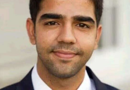 निसरडी पायवाट, डोंगरं, दऱ्या, खाचखळगे, चिखलातून नाशिक जिल्हाधिकाऱ्यांचा ४ किमी प्रवास