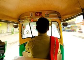 रिक्षात शेजारी ‘ हमजा ‘ येऊन बसला , पीडित मुलगी म्हणतेय शेजारी बसताच ..