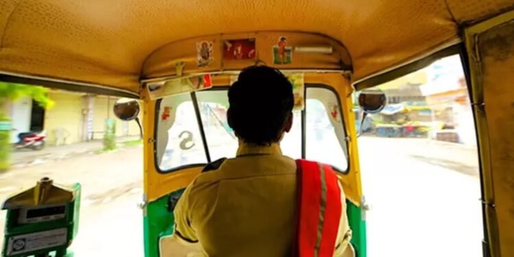 रिक्षात शेजारी ‘ हमजा ‘ येऊन बसला , पीडित मुलगी म्हणतेय शेजारी बसताच ..