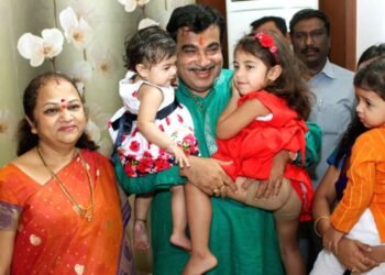 आपल्या आईची एक इच्छा, गडकरींनी सगळेच रस्ते कसे बदलले ?