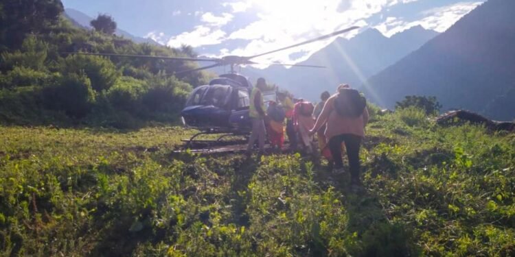 उत्तराखंड : महिलांनी तयार केले हेलिपॅड