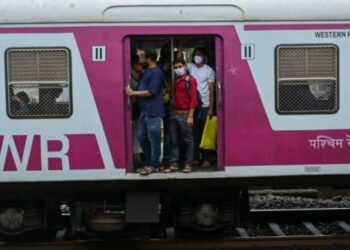 लोकल ट्रेन चालवताना कॅबमध्ये मोटरमनला अलर्ट करण्यासाठी ऑडिओ सिस्टम