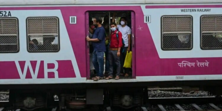 लोकल ट्रेन चालवताना कॅबमध्ये मोटरमनला अलर्ट करण्यासाठी ऑडिओ सिस्टम