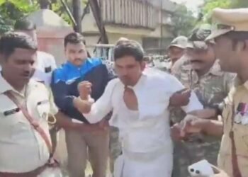 मोठी बातमी : युवा शेतकऱ्याने अंगावर डिझेल ओतून घेतले ; शासकीय ध्वजारोहण झाल्यानंतरची घटना ; पोलीसांनी दाबून धरले