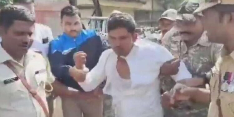 मोठी बातमी : युवा शेतकऱ्याने अंगावर डिझेल ओतून घेतले ; शासकीय ध्वजारोहण झाल्यानंतरची घटना ; पोलीसांनी दाबून धरले