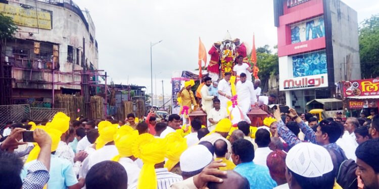 मार्कंडेय महामुनींचा शतकमहोत्सवी रथोत्सव मिरवणूक जल्लोषात; पारंपरिक वाद्यांसह डिजेचा दणदणाट आकर्षक देखाव्यांनी सर्वांचेच लक्ष वेधून घेतले.