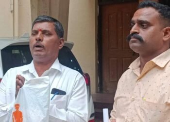 सोलापूर – देशाच्या सीमेपेक्षा गावात जगताना होतोय त्रास; माजी सैनिकाने जोडले हात