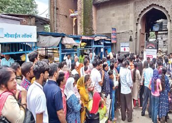 अधिक महिन्याचा शेवटचा सोमवार; त्र्यंबकेश्वर येथे भाविकांची अफाट गर्दी