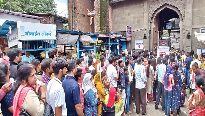 अधिक महिन्याचा शेवटचा सोमवार; त्र्यंबकेश्वर येथे भाविकांची अफाट गर्दी