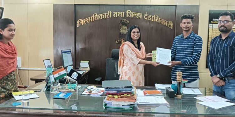 प्लेसमेंट ड्राईव्हमध्ये निवडलेल्या उमेदवारांना वाशिम जिल्हाधिकाऱ्यांच्या हस्ते ऑफर लेटरचे वितरण