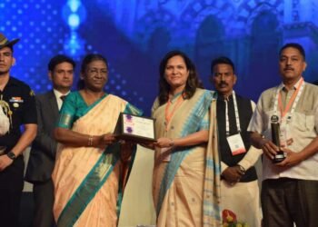 देशाच्या पश्चिम विभागात उल्लेखनीय कामगिरीबद्दल राष्ट्रपती द्रोपदी मुर्मु यांच्या हस्ते सोलापूर महापालिकेचे आयुक्त शीतल तेली- उगले यांना प्रदान
