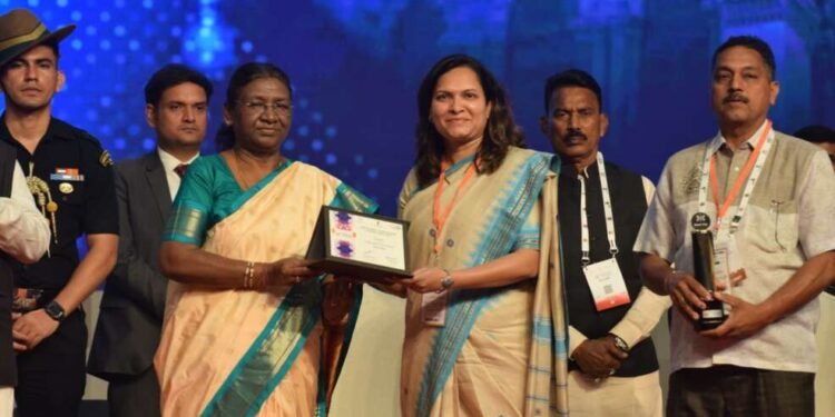 देशाच्या पश्चिम विभागात उल्लेखनीय कामगिरीबद्दल राष्ट्रपती द्रोपदी मुर्मु यांच्या हस्ते सोलापूर महापालिकेचे आयुक्त शीतल तेली- उगले यांना प्रदान