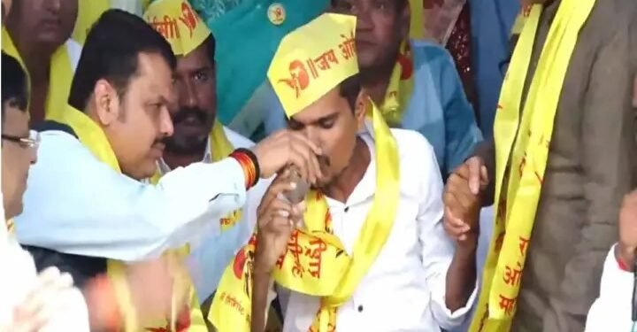 फडणवीसांच्या आश्वासनानंतर ओबीसी आंदोलक रवींद्र टोंगेंनी सोडले उपोषण