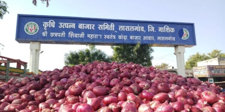 ५ लाख टन कांदा रेशनवर विक्री करावा, नाशिक जिल्ह्यातील बाजार समित्या आजपासून बेमुदत संपावर