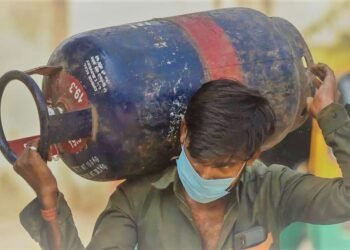 ‘कमर्शिअल सिलेंडर’ 158 रुपयांनी स्वस्त