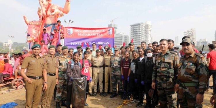 गणेश विसर्जनानंतर गिरगाव चौपाटीची एनसीसीकडून स्वच्छता