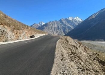 लडाखमध्ये, आम्ही राष्ट्रीय महामार्ग 301 चा एक महत्त्वाचा भाग असलेल्या 230 किलोमीटर लांबीच्या कारगिल-झांस्कर रस्त्याच्या सुधारणा.