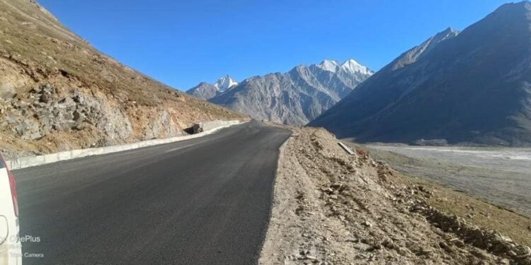 लडाखमध्ये, आम्ही राष्ट्रीय महामार्ग 301 चा एक महत्त्वाचा भाग असलेल्या 230 किलोमीटर लांबीच्या कारगिल-झांस्कर रस्त्याच्या सुधारणा.